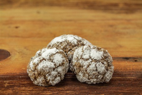 Süße-Mini-Brotlaibe - Auf einer Holzfläche liegen 3 Stück der Mini Brotlaibe. Sie sind leicht aufeinander gelegt. (Foto: Tobias Schneider-Lenz - Nicht zur freien Verwendung)