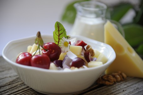 Pikanter Kirschen-Käsesalat -  (Foto: Elisabeth Heidegger - Nicht zur freien Verwendung)