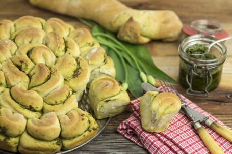 Grüne-Welle-Brot - Auf einer Holzplatte steht der Unterteil einer Tortenform. Auf der Form liegt das Grüne-Welle-Brot. Es besteht aus einzelnen 