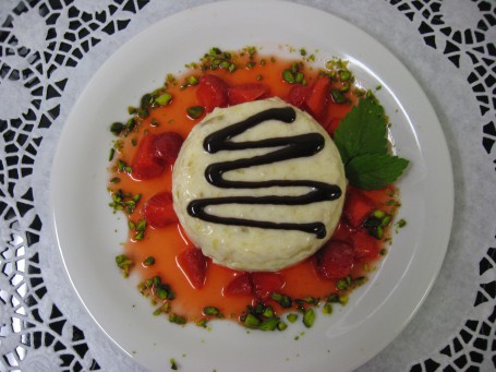 Rhabarbertörtchen auf Erdbeersalat -  (Foto: Eva Ulram - Nicht zur freien Verwendung)