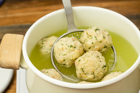 Semmelknödel - Die fertigen Knödel werden mithilfe einer Schöpfkelle aus dem Topf gegeben. (Foto: Tobias Schneider-Lenz - Nicht zur freien Verwendung)