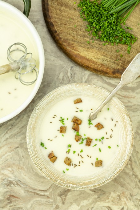 Rahmsuppe - Die fertige Rahmsuppe wird in einer Schüssel, garniert mit gerösteten Brotwürfeln und Kräutern angerichtet. (Foto: Tobias Schneider-Lenz - Nicht zur freien Verwendung)