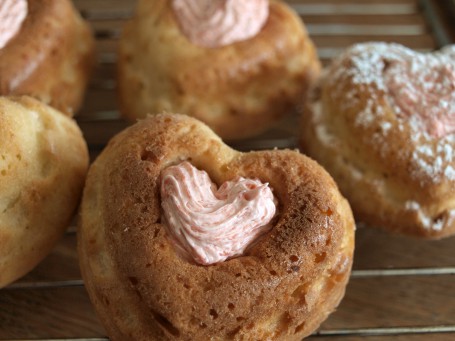 Erdbeer-Buttercreme-Herzen - Ein herzförmiges Gebäck liegt auf einem Gitter. In der Mitte des Herzens befindet sich die Erdbeer-Buttercreme. (Foto: VrK/DI Carina Laschober- Luif - Nicht zur freien Verfügung)