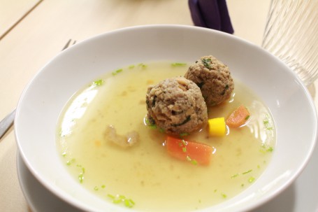 Rindsuppe mit gebackenen Leberknödeln -  (Foto: Cilli Geißegger - Nicht zur freien Verwendung)