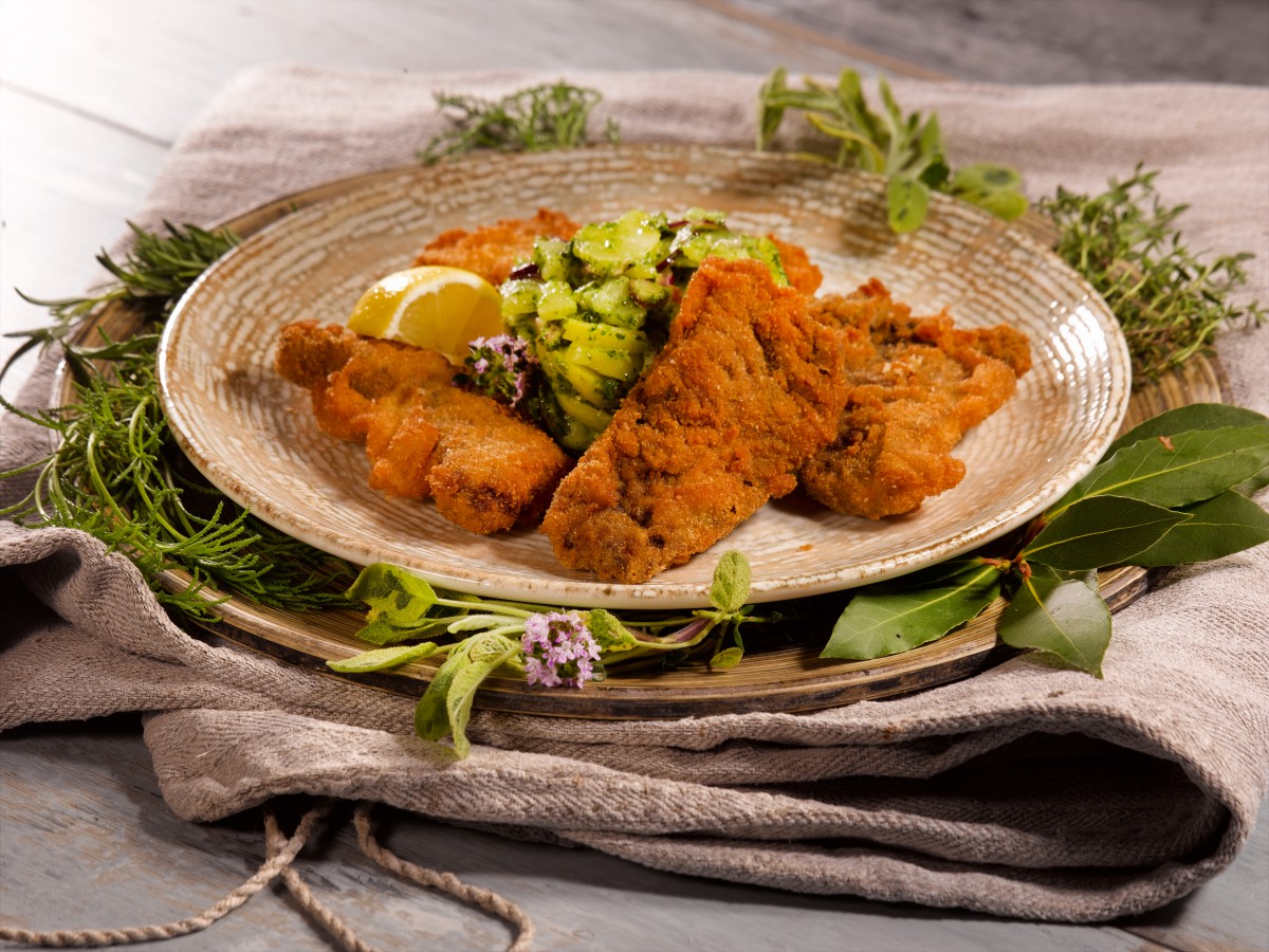 Kross gebackene Leber mit Erdäpfel-Kräutersalat - Regionale Rezepte