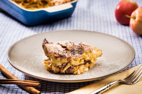 Scheiterhaufen - Auf einem beigen Teller liegt ein gold/braun/gelb gebackenes Stück Strudel, garniert mit Staubzucker (Foto: VrK/Alexander Stiegler - Nicht zur freien Verwendung)