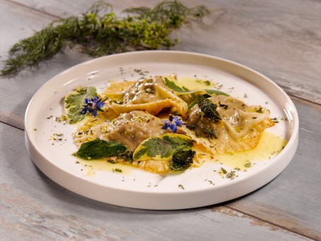 Leberravioli - In einer runden weißen Schale liegen 3Stk. gelbe Ravioli, garniert mit zerlassener Butter und Kräutern und Blüten. (Foto: VrK/Dall - Nicht zur freien Verwendung) Leberravioli - In einer runden weißen Schale liegen 3Stk. gelbe Ravioli, garniert mit zerlassener Butter und Kräutern und Blüten. (Foto: VrK/Dall - Nicht zur freien Verwendung)