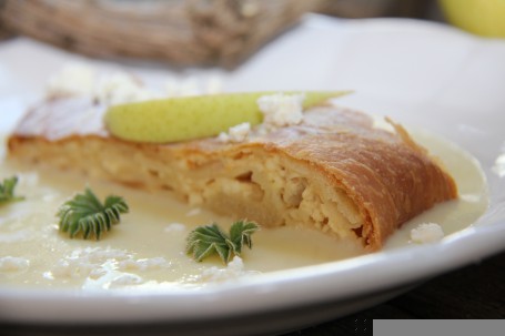 Gezogener Topfenstrudel mit Vanillesauce - Gezogener Topfenstrudel mit Vanillesauce (Foto: Heidegger/LK Niederösterreich - Nicht zur freien Verwendung)