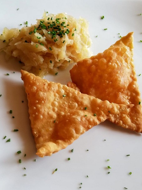 Hasenöhrl mit Sauerkraut - Es sind dreieckige Teigtaschen mit Sauerkraut zu sehen. (Foto: Claudia Wallmann - Nicht zur freien Verwendung)