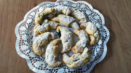 Rahmkipferl - Auf einer Tortenspitze sind die mit Staubzucker bestreuten Marmeladekipferl zu sehen. (Foto: Barbara Pöschl - Nicht zur freien Verwendung)