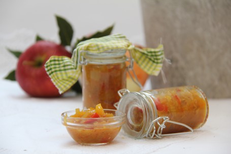 Feuriges Apfel-Chili-Chutney - Auf dem Bild sind zwei Einmachgläser mit dem fertigen Apfel-Chili-Chutney zu sehen. Im Vordergrund steht ein kleine Glasschüssel mit dem frischen Chutney. (Foto: Elisabeth Heidegger - Nicht zur freien Verwendung)