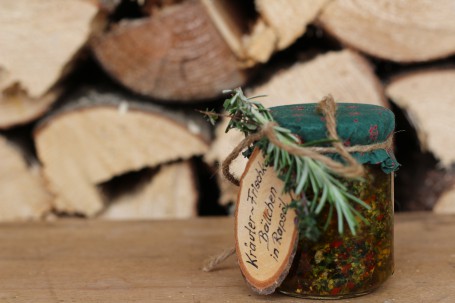 Eingelegter Frischkäse - Auf dem Bild sieht man ein Glas in dem sich der eingelegte Frischkäse mit Kräutern befindet. (Foto: Romana Schneider-Lenz - Nicht zur freien Verwendung)