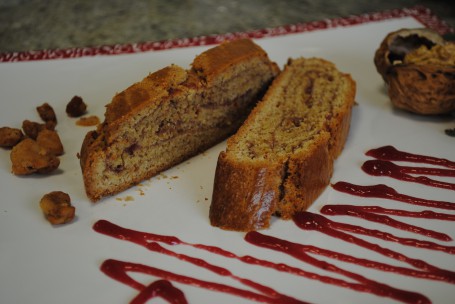 Süßer Grammelstrudel gefüllt mit Ribiselmarmelade - Auf einem Teller befinden sich zwei Grammelstrudelstücke garniert mit Ribiselmarmelade. (Foto: Landwirtschaftskammer Oberösterreich - Nicht zur freien Verwendung)