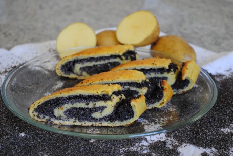 Erdäpfelstrudel mit Mohnfülle - Auf einem Glasteller befinden sich ein paar Erdäpfelstrudelstücke mit Mohnfülle. (Foto: Landwirtschaftskammer Oberösterreich - Nicht zur freien Verwendung)