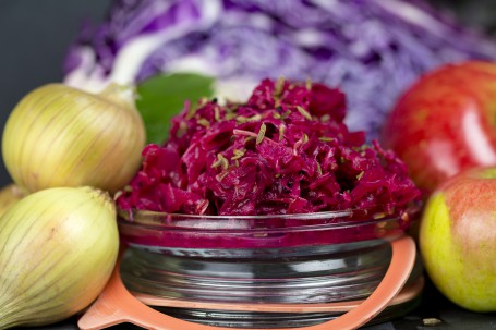 Fermentiertes Rotkraut - In einem Einmachglas befindet sich das fertige Rotkraut. Außerdem sind auf dem Bild noch Äpfel und Zwiebeln zu sehen. (Foto: Tobias Schneider-Lenz - Nicht zur freien Verwendung)