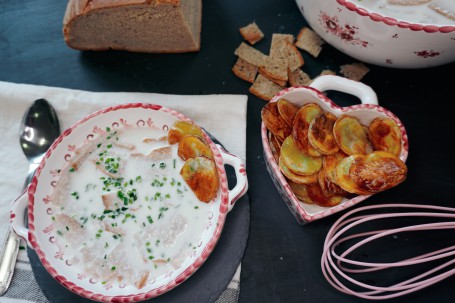 Salzburger Schottsuppe mit Erdäpfelblattln - Auf dem Bild sieht man die fertige Schottsuppe mit den Brotwürfeln und den gebackenen Erdäpfelplattln. (Foto: Hannah Mösenbilchler - Nicht zur freien Verwendung)