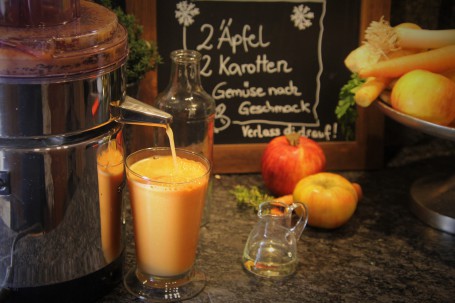 Frischer Saft mit Gemüse und Obst - Im Vordergrund sieht man die Saftpresse mit dem fertigen Saft. Im Hintergrund findet man noch die Zutatenliste sowie Obst und Gemüse als Dekoration. (Foto: Heidegger/Lk Niederösterreich - Nichgt zur freien Verwendung) Frischer Saft mit Gemüse und Obst - Im Vordergrund sieht man die Saftpresse mit dem fertigen Saft. Im Hintergrund findet man noch die Zutatenliste sowie Obst und Gemüse als Dekoration. (Foto: Heidegger/Lk Niederösterreich - Nichgt zur freien Verwendung)
