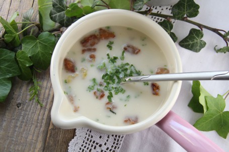 Stohsuppe mit Erdäpfelschmarrn (Stoßsuppe) - Man sieht die Stohsuppe von oben, sie ist in einem kleinen Topf gefüllt. Rund um den Topf befindet sich Efeu. (Foto: Heidegger/LK Niederösterreich - Nicht zur freien Verwendung)