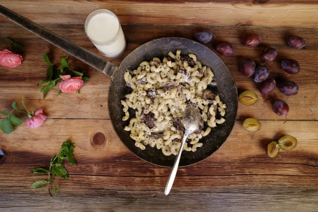 Mohnnudeln mit Marzipan und Zwetschken - Auf dem Bild sieht man die fertigen Mohnnudeln mit den Dörrzwetschken in einer Pfanne. (Foto: Andreas Schmolmüller - Nicht zur freien Verwendung)