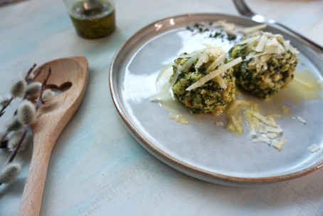 Bärlauchknödel - Auf dem Bild sieht man zwei Bärlauchknödel garniert mit geriebenen Käse. (Foto: Regina Putz - Nicht zur freien Verwendung)