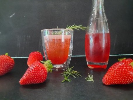 Erdbeer-Shrub - Auf dem Bild sieht man den roten Erdbeer-Shrub in der Flasche. (Foto: Romana Schneider-Lenz - Nicht zur freien Verwendung)