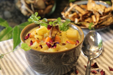 Erdäpfelsuppe mit Steinpilzen - Man sieht die Erdäpfelsuppe mit Steinpilzen garniert mit Blüten und Kräutern (Foto: Heidegger/LK Niederösterreich - Nicht zur freien Verwendung)