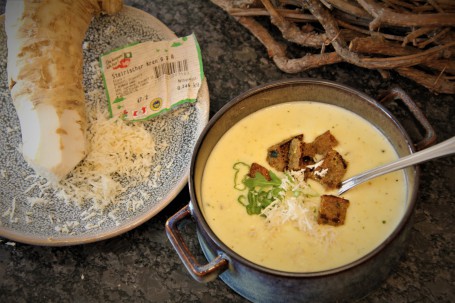 Krensuppe - Krensuppe mit Croutons und Rucola garniert im einem kleinen Topf. (Foto: Heidegger/LK Niederösterreich - Nicht zur freien Verwendung)