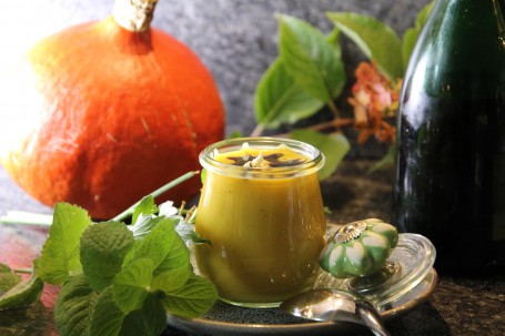 Kürbissuppe - Man sieht die Kürbissuppe im Glas mit Kernöl (Foto: Heidegger/LK Niederösterreich - Nicht zur freien Verwendung) Kürbissuppe - Man sieht die Kürbissuppe im Glas mit Kernöl (Foto: Heidegger/LK Niederösterreich - Nicht zur freien Verwendung)
