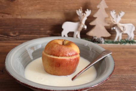Gefüllter Bratapfel - Auf dem Bild sieht man den fertigen Bratapfel in der selbstgemachten Vanillesauce. (Foto: Nicole Leitner - Nicht zur freien Verwendung)