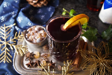 Rotwein-Feuerzangenbowle - Auf dem Bild sieht man die fertige Rotwein-Feuerzangenbowle in einem Glas mit einer Zitrone dekoriert. (Foto: Elisabeth Heidegger - Nicht zur freien Verwendung)