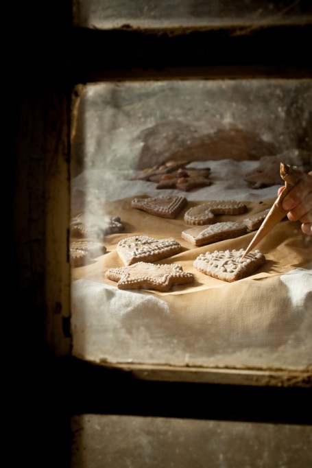 Herbergsucher-Lebkuchen - Auf dem Bild sieht man, wie der fertige Lebkuchen mit Zuckerglasur verziert wird. (Foto: ARGE SK NÖ, Julia Wesely - Nicht zur freien Verwendung)