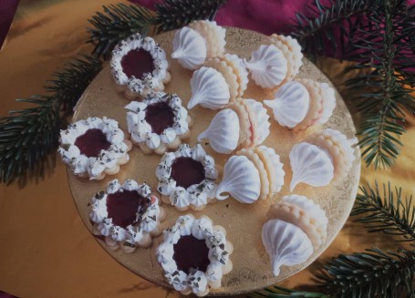 Zwickerbusserl - Auf dem Bild sieht man die fertigen Kekse auf einem Teller. (Foto: Magdalena Siegl - Nicht zur freien Verwendung)