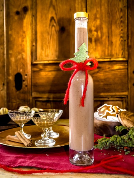 Lebkuchenlikör - Auf dem Bild sieht man den fertigen Lebkuchen Likör abgefüllt in einer Glasflasche und angerichtet in Gläser. (Foto: Heidi Huber - Nicht zur freien Verwendung)