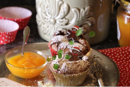 Weihnachtsmuffins - Auf dem Bild sieht man die fertigen Schokoweihnachtsmuffins bestreut mit Staubzucker und weihnachtlich verziert. (Foto: Elisabeth Heidegger - Nicht zur freien Verwendung)