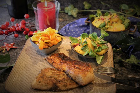 Karpfenfilet knusprig gebraten  mit Erdäpfel-Vogerlsalat und glacierten Karottenstreifen - Auf dem Bild sieht man das geratene Karpfenfilet mit einer Schüssel Erdäpfel-Vogerlsalat und einer Schüssel glacierter Karotten. (Foto: Elisabeth Heidegger - Nicht zur freien Verwendung)