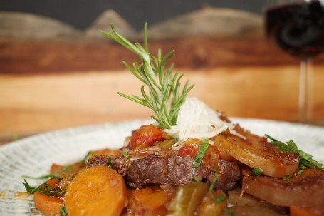 Stufato - Auf dem Bild sieht man das Rindfleisch und das Wurzelgemüse des fertigen Eintopfes garniert mit einem Rosmarinzweig. (Foto: Andreas Schmolmüller - Nicht zur freien Verwendung)