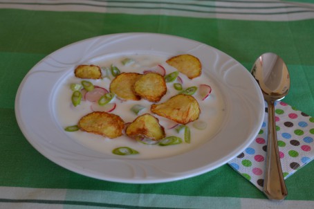 Kalte Buttermilchsuppe mit Radieschen und warmen Erdäpfelchips - (Foto: Eva Maria Lipp - Nicht zur freien Verwendung) Kalte Buttermilchsuppe mit Radieschen und warmen Erdäpfelchips - (Foto: Eva Maria Lipp - Nicht zur freien Verwendung)