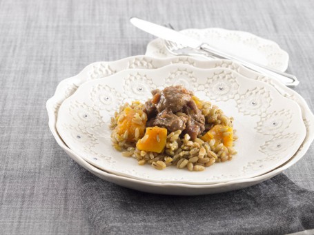 Lamm-Maroni-Ragout mit Kürbis-Dinkel-Risotto - (Foto: AV/Cadmos/Miguel Dieterich - Nicht zur freien Verwendung) Lamm-Maroni-Ragout mit Kürbis-Dinkel-Risotto - (Foto: AV/Cadmos/Miguel Dieterich - Nicht zur freien Verwendung)
