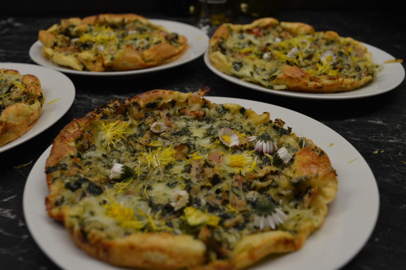 Blumen-Kräuter-Pizza - Regionale Rezepte