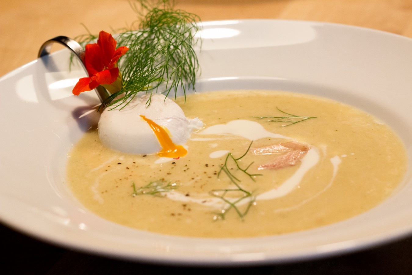 Cremesuppe von der Räucherforelle mit pochiertem Ei - Regionale Rezepte