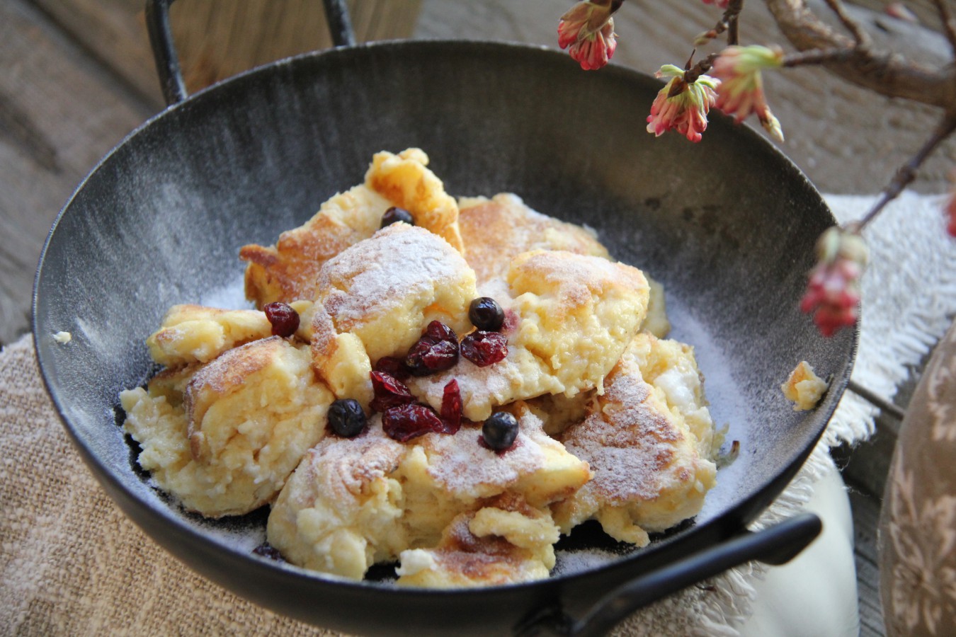 Kaiserschmarrn mit karamellisierten Apfelspalten und rosa ...