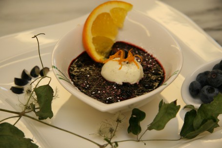 Heidelbeersüppchen mit Vanille-Buttermilch-Nockerl - (Foto: Bernhard Michal - Nicht zur freien Verwendung) Heidelbeersüppchen mit Vanille-Buttermilch-Nockerl - (Foto: Bernhard Michal - Nicht zur freien Verwendung)