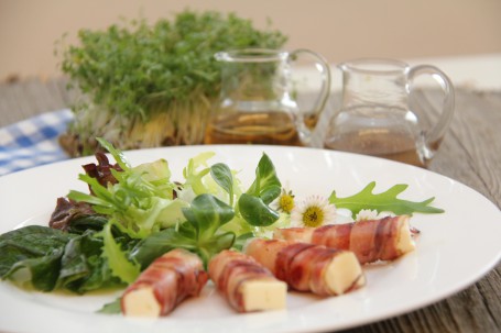 Schafkäse im Speckmantel auf Blattsalat mit Dirndl Balsamico - (Foto: Elisabeth Heidegger - Nicht zur freien Verwendung) Schafkäse im Speckmantel auf Blattsalat mit Dirndl Balsamico - (Foto: Elisabeth Heidegger - Nicht zur freien Verwendung)