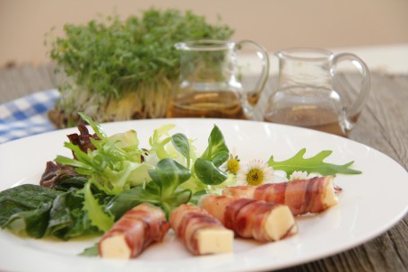 Schafkäse im Speckmantel auf Blattsalat mit Dirndl Balsamico -  (Foto: Elisabeth Heidegger - Nicht zur freien Verwendung)