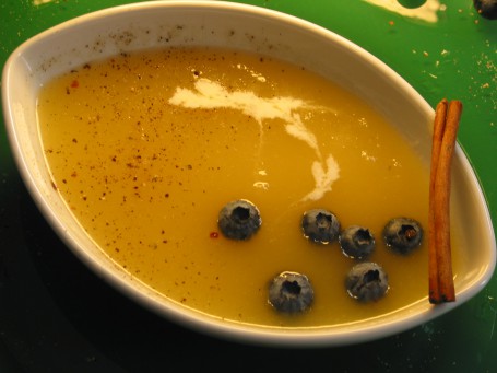 kaltes Apfelsüppchen mit Heidelbeeren -  (Foto: Bernhard Michal - Nicht zur freien Verwendung)