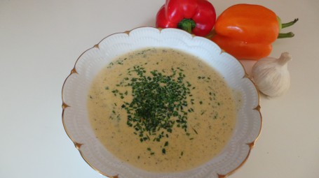 Knoblauchrahmsuppe mit Paprika -  (Foto: Elisabeth Hundsdorfer - Nicht zur freien Verwendung)