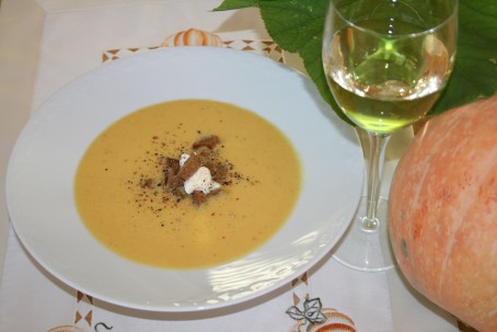 Kürbiscremesuppe mit Wein -  (Foto: Friederike Schmitl - Nicht zur freien Verwendung)