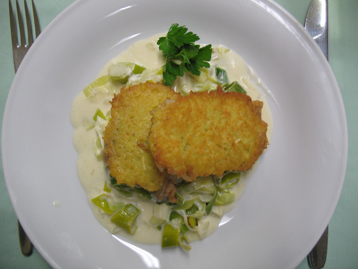 Karpfenfilet in Erdäpfel-Krenkruste auf Lauchgemüse - Regionale Rezepte