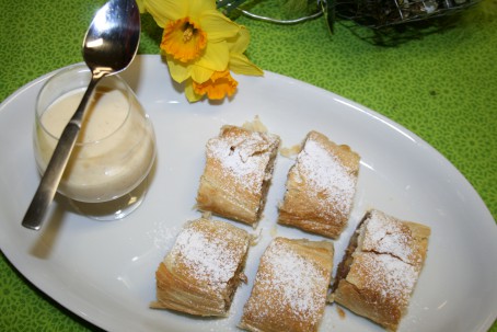 Apfel-Nussstrudel mit Vanillecreme -  (Foto: Friederike Schmitl - Nicht zur freien Verwendung)