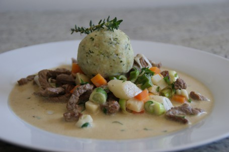 Frisch geröstetes Rindfleisch mit Bärlauchknödeln und Wurzel-Gemüse -  (Foto: Landwirtschaftskammer Oberösterreich/Evelyn Puchner - Nicht zur freien Verwendung)